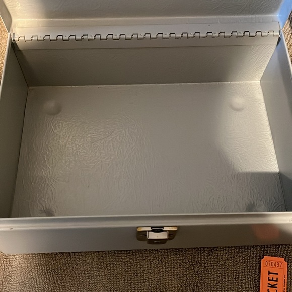 Two cash boxes good for small events light gray has key dark gray good latch - Picture 4 of 9